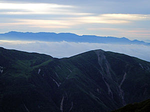 写真：大菩薩山域を望む(北岳より)