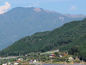 写真：大菩薩嶺(左)と主尾根(塩山駅付近より)