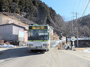 写真：大菩薩峠登山口バス停から塩山駅に向かうバス