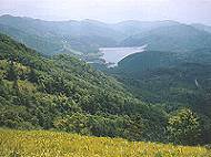 写真:上日川ダムを望む
