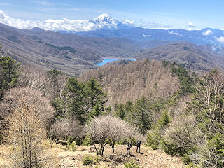 写真:唐松尾根より大菩薩湖と富士山を望む