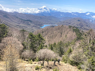 写真:唐松尾根から富士山と大菩薩湖を望む