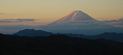 写真:展望台から望む夜明けの富士山