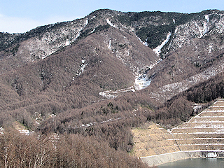 写真:日川尾根方面から小金沢山を望む(冬季) 写真:日川尾根方面から小金沢山を望む(冬季)