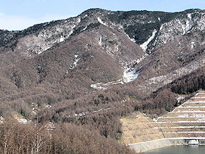 写真：日川尾根方面から小金沢山を望む(冬季)